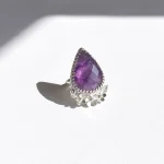 Anillo de plata 950 con piedra amatista, hecho a mano – vista frontal.