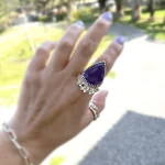 Anillo artesanal con amatista en plata 950 – vista lateral en la mano
