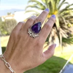 Anillo en plata 950 con amatista – vista frontal sobre la mano