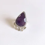Anillo No Me Olvides con amatista natural – fotografía frontal sobre fondo blanco