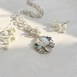 Medalla con figura religiosa, cristales Swarovski y piedra a elección
