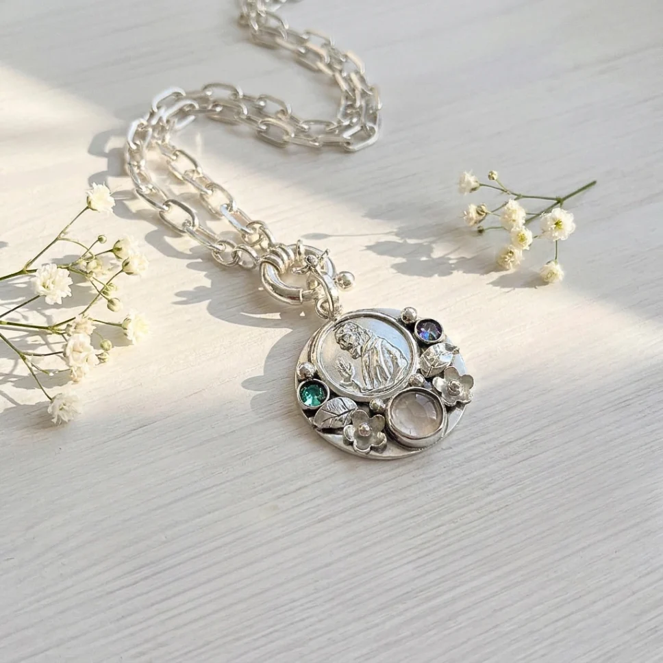 Medalla con figura religiosa, cristales Swarovski y piedra a elección