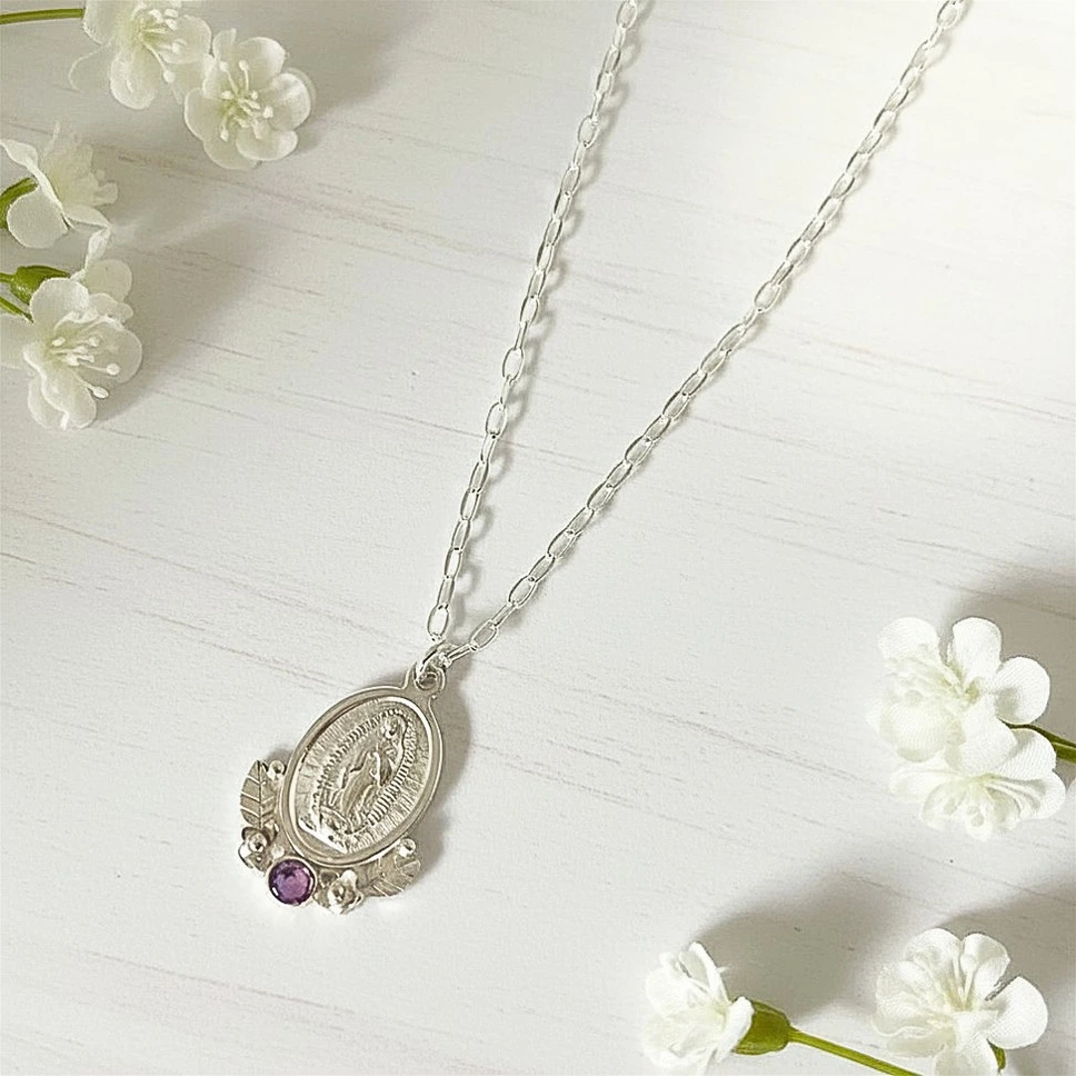 medalla mariana de plata con flores caladas