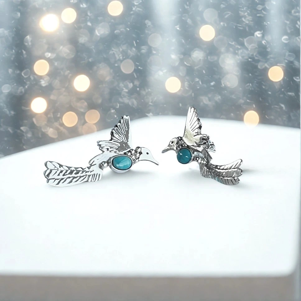 Joyería artesanal en plata 950 con piedra turquesa – aros colibrí únicos