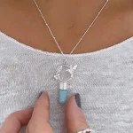 Collar de plata con un colibrí artesanal
