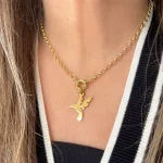 Joya dorada con diseño de colibrí – collar elegante y simbólico