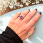 Anillo romántico en plata con piedra semipreciosa amatista – diseño sutil y moderno