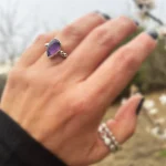 Anillo calado a mano con piedra púrpura – amatista en plata 950