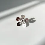 Anillo de plata floral detallado