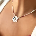 Flor calada a mano en plata 950 en collar con piedras naturales