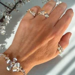 Anillos y pulsera de flores en plata