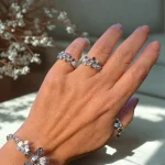 Anillo artesanal con diseño floral de tres flores en plata