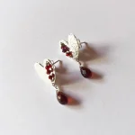 Joyería artesanal en plata con gotas de granate y detalles brillantes