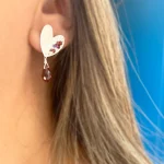 Aretes de plata calada con granate rojo y cristales decorativos