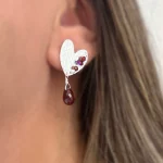 Aros románticos con forma de corazón y piedra granate