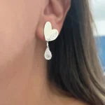 Aretes corazón con piedra luna natural y diseño artesanal