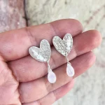 Aros elegantes con cristales y piedra luna brillante