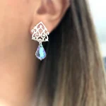 Detalle de aros artesanales en plata 950