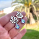Elegancia y color en aros calados de plata