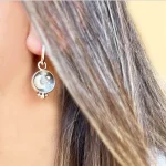 Aros livianos con cuarzo cristal y luna grabada