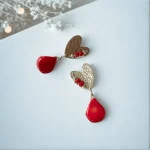 Joyería artesanal con coral rojo en forma de corazón