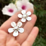 Aros de flor calados a mano en plata hechos a pedido