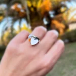 Anillo con corazón móvil y brillo de cristales