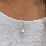 Colgante calado a mano en forma de colibrí con cuarzo rosa – joyería hecha a pedido