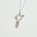 Collar colibrí artesanal con punta de cuarzo rosa natural y cadena de plata 925