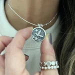 Joyería artesanal de plata con diseño de colibrí bajo la luna
