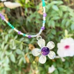 Collar artesanal con colgante de flor en plata y piedras naturales