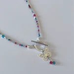 Colgante de mariposa en plata y cristales colgantes
