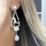 Aros largos de plata con colibrí y gota de piedra luna