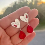 Diseño único de aros con coral natural y forma de corazón