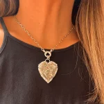 Joya artesanal con pirita en forma de corazón