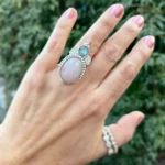 Anillo artesanal con dos piedras naturales