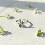 Anillo con flor de plata