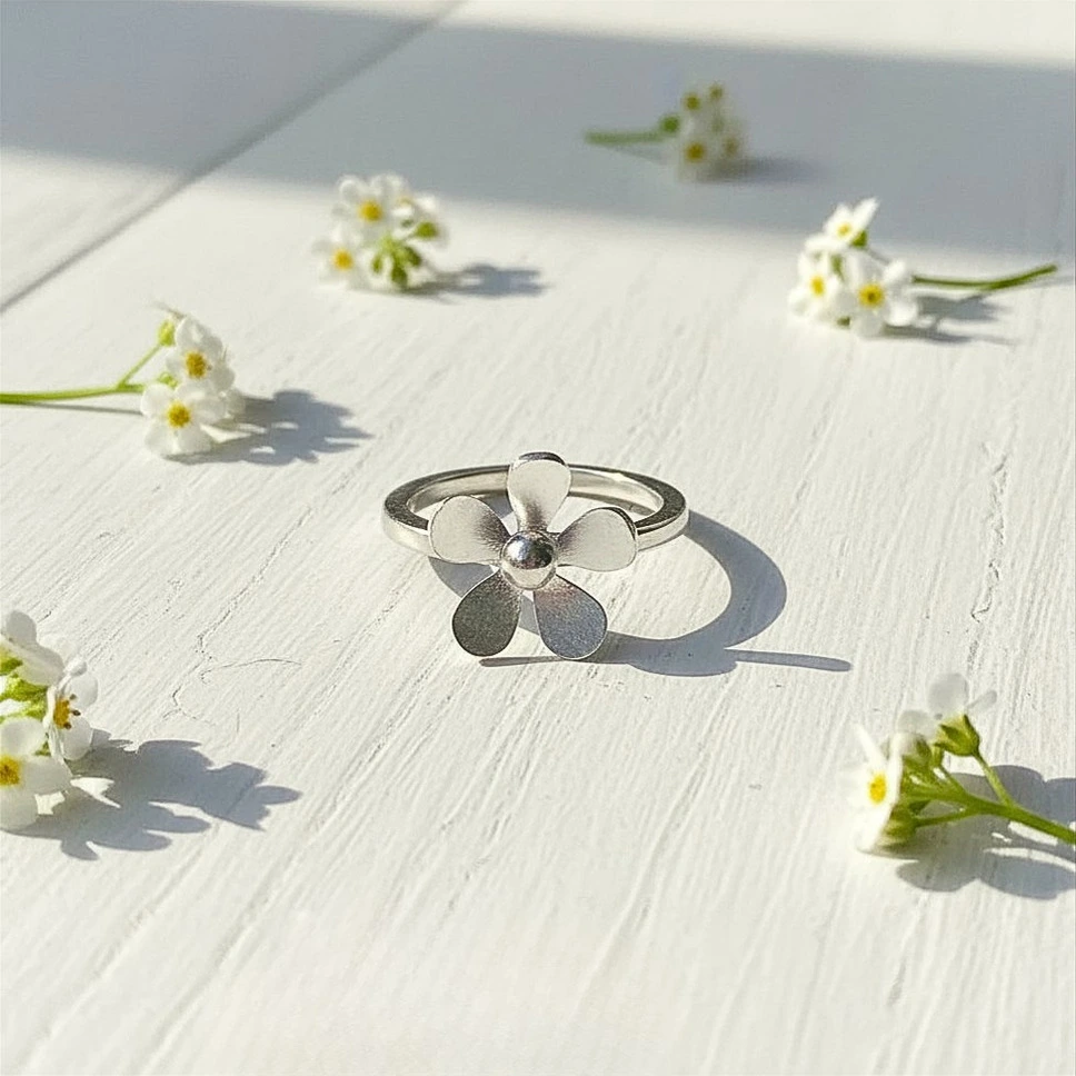 Anillo con flor de plata