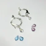 Detalle de aros livianos en plata con diseño floral
