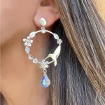 Joyas artesanales con diseño de colibrí, flores y hojas
