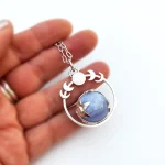 Joya en plata con esfera azul y movimiento fluido