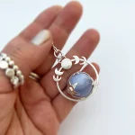 Pieza de joyería artesanal con ágata y mensaje interior