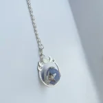 Joya giratoria de plata con piedra natural azul