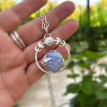 Colgante simbólico con piedra giratoria y cadena personalizada