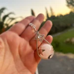 Amuleto de energía y amor con nudo simbólico