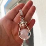 Amuleto de plata con piedra natural y cristal