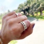 Diseño minimalista de anillo con bolitas