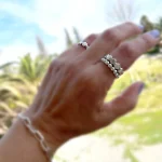Diseño fluido de anillo con detalles brillantes