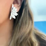 Diseño artesanal de aros inspirados en flores
