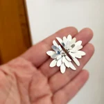 Aros artísticos con forma de flor incompleta